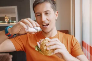 Sůl nad zlato, to jistě. Ale kolik soli opravdu potřebujeme? Vědci mají jasno a gurmáni své tipy