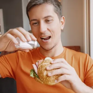 Sůl nad zlato, to jistě. Ale kolik soli opravdu potřebujeme? Vědci mají jasno a gurmáni své tipy