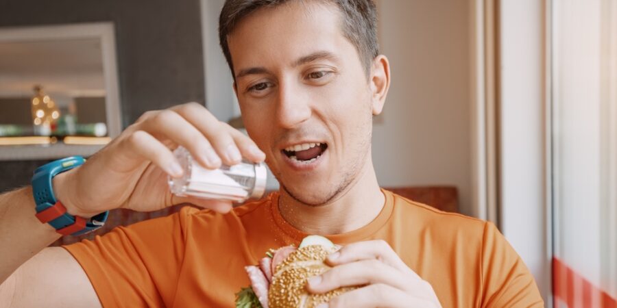 Sůl nad zlato, to jistě. Ale kolik soli opravdu potřebujeme? Vědci mají jasno a gurmáni své tipy