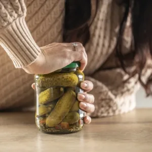 Nálev z okurek jako každodenní životabudič aneb Proč nepomáhá jen pro prohýřené noci?