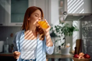 Džusový detox má zbavit tělo toxinů a podpořit hubnutí: Proč před ním odborníci ale varují?