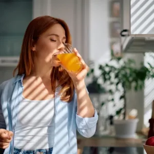 Džusový detox má zbavit tělo toxinů a podpořit hubnutí: Proč před ním odborníci ale varují?