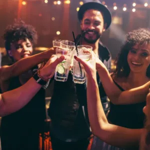 Pití podle playlistu: Jak rytmus a decibely určují rychlost konzumace alkoholu?