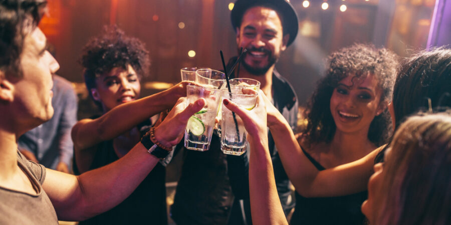 Pití podle playlistu: Jak rytmus a decibely určují rychlost konzumace alkoholu?