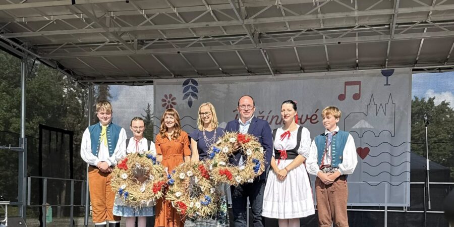 Zemědělci si poradili s velkými výzvami, i přes nepřízeň počasí bude úroda dobrá, potvrdil ministr Výborný