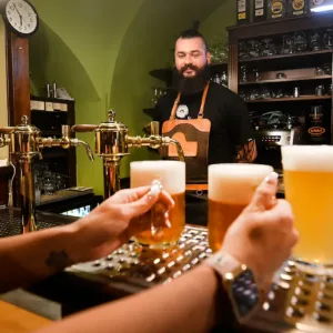 Celý svět se učí čepovat pivo od nejlepších. Plzeňský program Brewery Tapster vychovává zahraniční výčepní