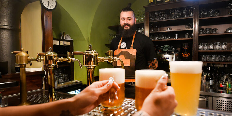 Celý svět se učí čepovat pivo od nejlepších. Plzeňský program Brewery Tapster vychovává zahraniční výčepní
