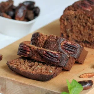 Datlový chléb s ořechy je vláčný, sladký a přitom „zdravější“ než dort. Pochoutka anglosaských zemí dnes slaví svůj den