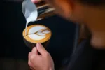 Latte art vznikl teprve v osmdesátých letech v Seattlu, přesto dnes mění tvář světové kávové kultury