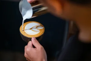 Latte art vznikl teprve v osmdesátých letech v Seattlu, přesto dnes mění tvář světové kávové kultury