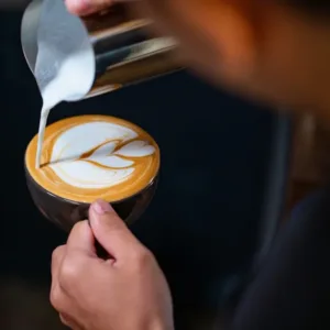 Latte art vznikl teprve v osmdesátých letech v Seattlu, přesto dnes mění tvář světové kávové kultury