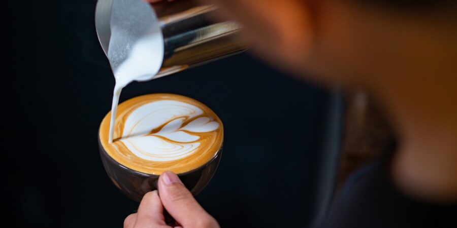 Latte art vznikl teprve v osmdesátých letech v Seattlu, přesto dnes mění tvář světové kávové kultury