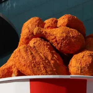 Na křidýlka na vlastní riziko? Prošlé maso v KFC spustilo kontroly