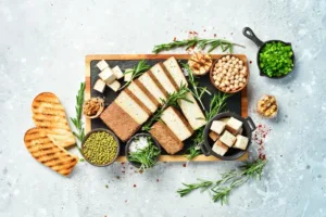 Tofu dnes slaví svůj den: Oblíbená alternativa k masu má ale mnoho otazníků