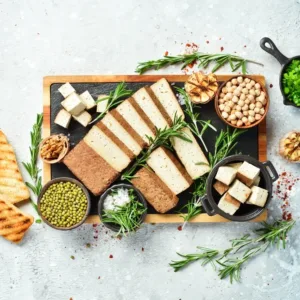 Tofu dnes slaví svůj den: Oblíbená alternativa k masu má ale mnoho otazníků