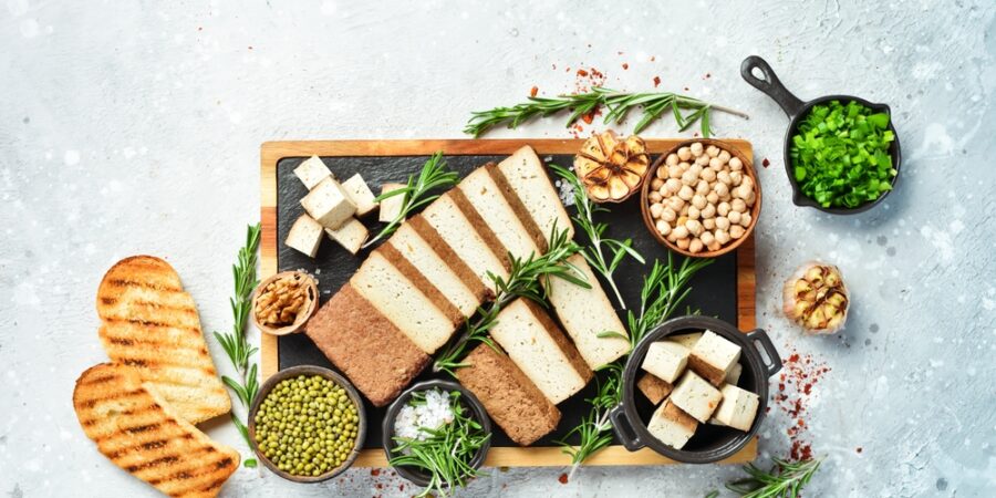 Tofu dnes slaví svůj den: Oblíbená alternativa k masu má ale mnoho otazníků