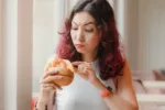 Proč hamburger z reklamy nikdy nevypadá jako ten, který dostanete na talíři? Tajemstvím jsou ingredience jako z autodílny