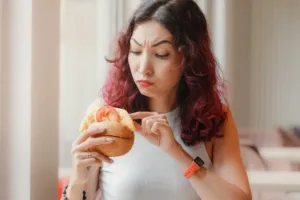 Proč hamburger z reklamy nikdy nevypadá jako ten, který dostanete na talíři? Tajemstvím jsou ingredience jako z autodílny