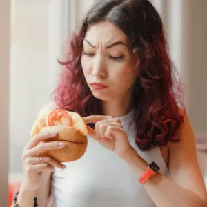 Proč hamburger z reklamy nikdy nevypadá jako ten, který dostanete na talíři? Tajemstvím jsou ingredience jako z autodílny