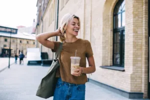 Prasknutí kelímku jako nová forma zážitku? Kávový trend válcuje sítě