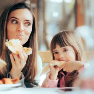 Není lepší den na to si dát pizzu! Slaví totiž svůj den – a Italové se nemohou dívat na to, jak ji svět ničí banánem, ananasem či čokoládou