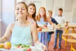 Nový jídelníček ve školách je plný paradoxů: Konec vejcím a těstovinám a tempeh pro předškoláčky?
