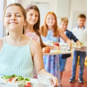 Nový jídelníček ve školách je plný paradoxů: Konec vejcím a těstovinám a tempeh pro předškoláčky?