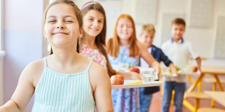 Nový jídelníček ve školách je plný paradoxů: Konec vejcím a těstovinám a tempeh pro předškoláčky?