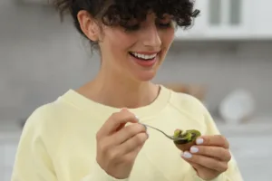 Ne a ne zabrat? Zkuste noční rituál s kiwi. Vědecké důkazy dokládají, že zkvalitňuje spánek