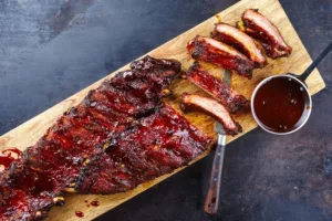 Baby Back Ribs mají dnes svátek – a v Česku vyjdou levněji než naše „hospodská žebra“