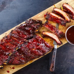Baby Back Ribs mají dnes svátek – a v Česku vyjdou levněji než naše „hospodská žebra“