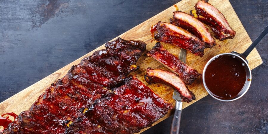 Baby Back Ribs mají dnes svátek – a v Česku vyjdou levněji než naše „hospodská žebra“