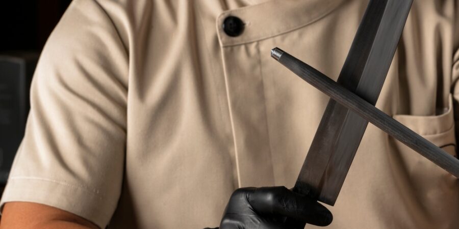 Od pazourku k santoku: Nůž jako příběh lidské kuchyně. Své nože se vyplatí znát