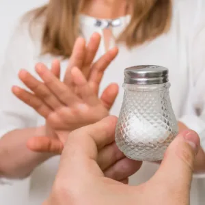 Za nadbytek soli nemůže solnička, ale skryté zdroje. Tělo ji odbourává až dva dny