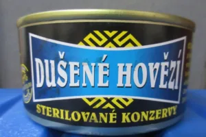 Cena masných konzerv není zanedbatelná, obsah mnohdy zarážející: Inspekce upozornila na falšování