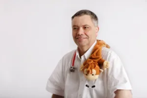 Přetopený byt a málo času stráveného venku oslabí dětskou imunitu víc než chlad, říká pediatr MUDr. Richard Rýznar