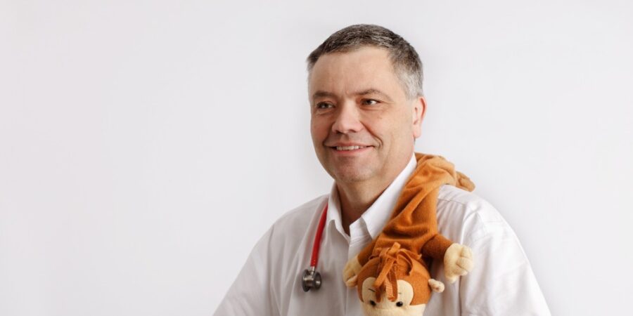 Přetopený byt a málo času stráveného venku oslabí dětskou imunitu víc než chlad, říká pediatr MUDr. Richard Rýznar