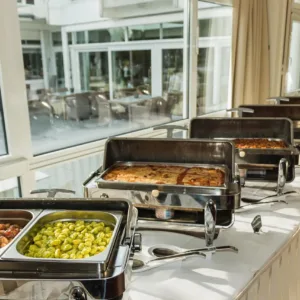 Finský model, v němž si děti samy nabírají oběd a rozhodují o tom, co budou jíst, míří do dalších škol