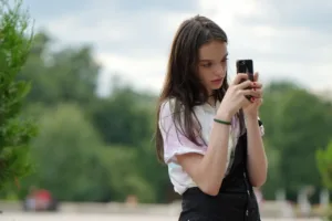 Kyberšikana bolí víc než facka: Třetina dětí má nadváhu a stává se snadným terčem online útoků