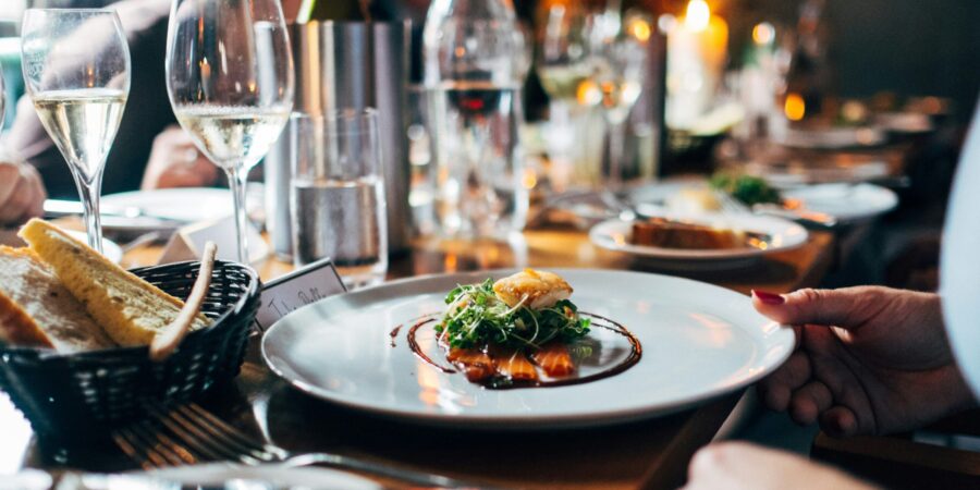 Republika slaví 106 let: Brány obchodů zůstávají zavřené, restaurace zvou na sváteční menu s odkazem historie