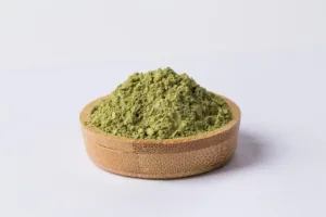 Kratom čeká zpřísnění pravidel, lékaři ale varují: Užívání mezi mladistvými prudce přibývá