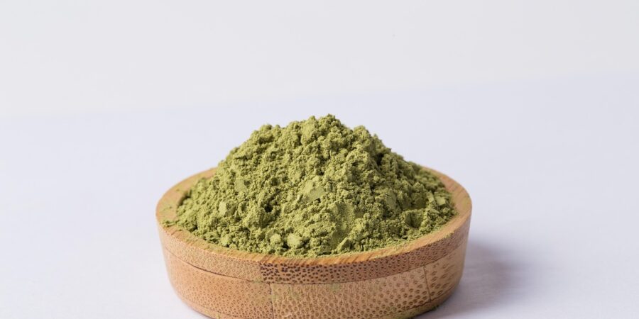 Kratom čeká zpřísnění pravidel, lékaři ale varují: Užívání mezi mladistvými prudce přibývá