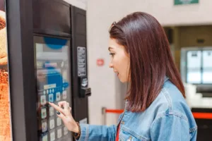 Materiál obalu rozhoduje stejně jako teplota. Džus může obsahovat stejné množství mikroplastů jako čaj