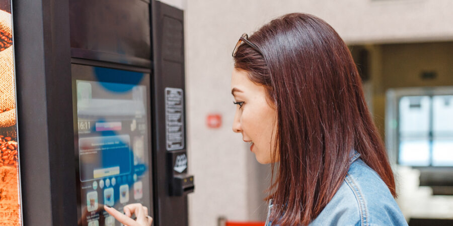 Materiál obalu rozhoduje stejně jako teplota. Džus může obsahovat stejné množství mikroplastů jako čaj
