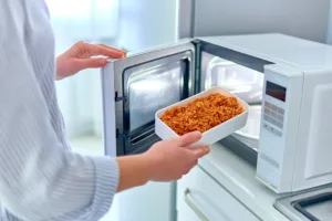 Ohřívání jídla v krabičkách jako zdroj mikroplastů: Ročně spolykáme hmotnost kreditní karty