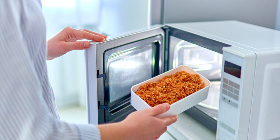 Ohřívání jídla v krabičkách jako zdroj mikroplastů: Ročně spolykáme hmotnost kreditní karty
