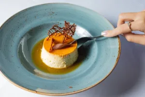 Sladká cesta staletími: Crème caramel si získal krále, mořeplavce i cukráře dneška