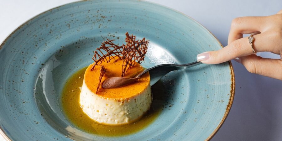 Sladká cesta staletími: Crème caramel si získal krále, mořeplavce i cukráře dneška