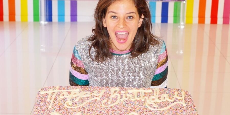 Cukrářka Amirah Kassem proměnila vybuchující dorty v trend, který zasáhl sociální sítě po celém světě