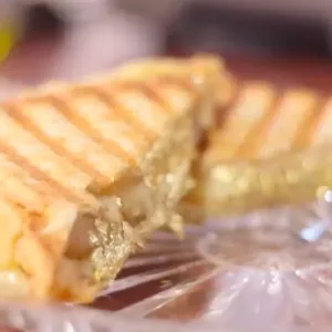 Sendvič slaví svůj den. Ten nejmenší stojí pět tisíc a v New Yorku ho podávají se zlatem